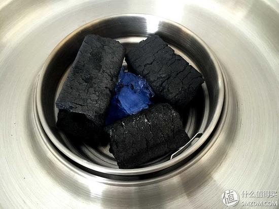 当然第二次点火为了加快速度我在小炭桶中间也放了一块酒精。事实证明酒精刚点燃的时候会熏到眼睛。