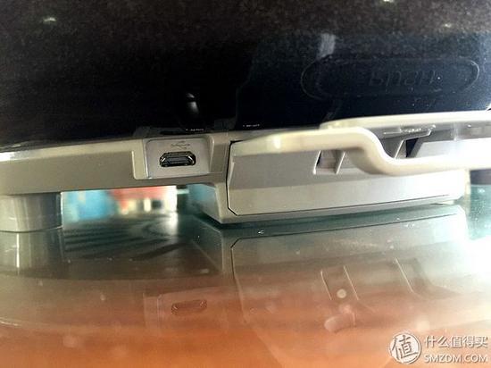 USB接口就在电池槽旁边。