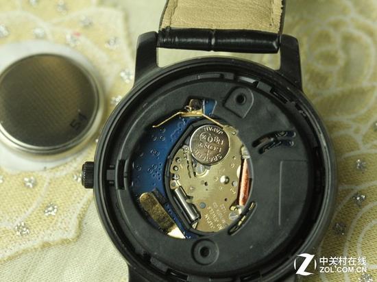 Trasense Watch机身内部的另一块纽扣电池