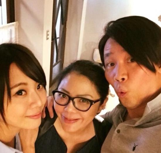 陶喆(右起)与名媛好友、妻子Penny开心玩自拍