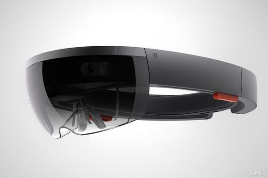 微软HoloLens全息投影(图片引自Forbes)
