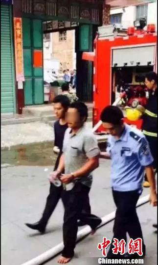 警方控制犯罪嫌疑人张某平。 平和警方供图 摄