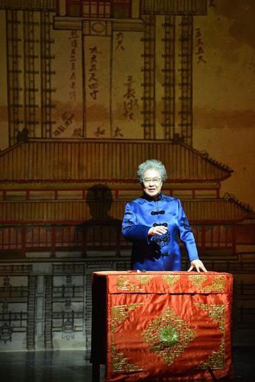 话剧一开场,74岁的评书表演艺术家连丽如以一声惊堂醒木,开始讲述清朝末年政治经济的局势动荡