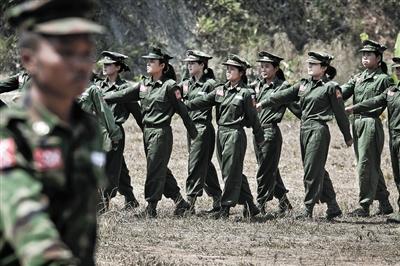 2012年2月,缅甸克钦邦,地方武装女兵进行训练,缅甸政府军多次与地方武装发生冲突。