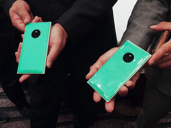日本微软员工使用的Lumia 830(图片引自itmedia)