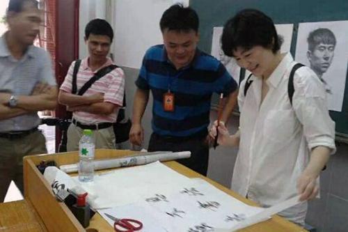 ▲2014年7月1日,林青霞在海南某中学为学生演讲期间,留下书法作品。