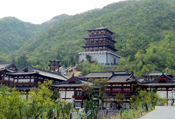 坐落在桐柏山山林深处的河南佛教学院