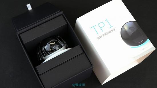 包装外层是产品图和简单的产品介绍,内层纸盒很结实,顶上有方便抽提的拉手。