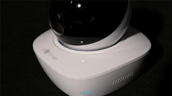 在底座和球体交界处有内凹处理,里面是一圈隐藏式的呼吸灯。