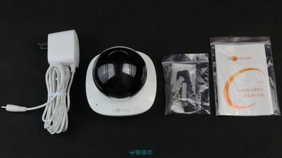配件包括电源适配器,墙面固定架和保修单说明书。