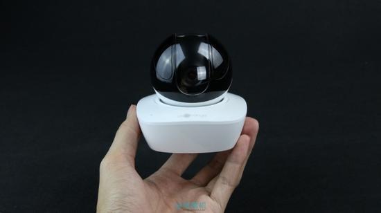 虽然是做成了旋转式摄像头,但机器的体型控制还挺好,比中兴小兴看看等同类机型要小一大圈。