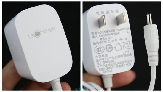 适配器采用有线路由常见的小圆口接头,输出为5V/2A,接近3米的线长比较夸张,让机器的摆位方便很多。