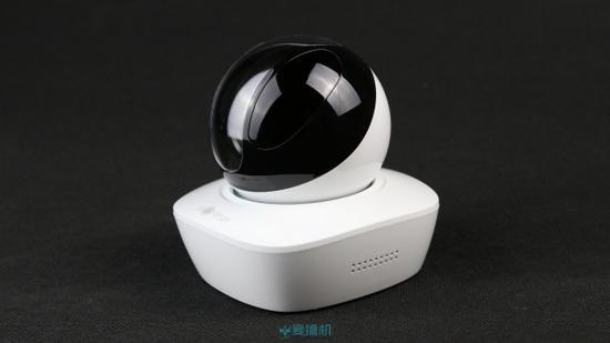 底座右侧是两排扬声器开孔。