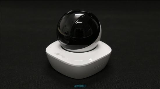 机器通体抛光,球形的摄像头主体像是浮在了底座上一样,造型比较炫酷。