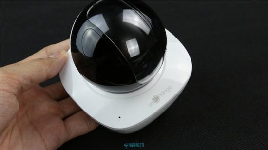 底座正面是乐橙(LeChange)的logo,其左侧是个不太起眼的麦克风开孔。