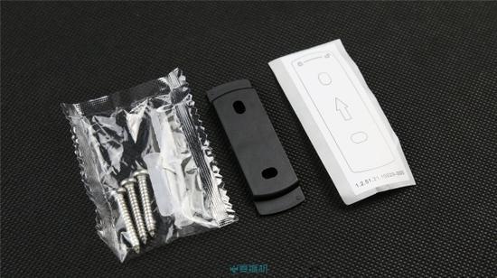 墙面固定架多配了一颗入墙螺钉,并有方便钻孔的贴纸。