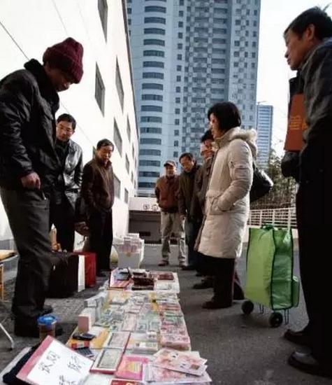 此图为上海卢湾区卢工邮币卡市场,商家开始在路边摆摊