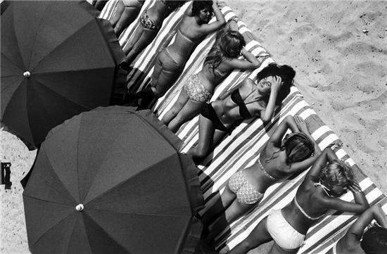 法国圣特罗佩,艾略特·欧维特拍摄于1959年