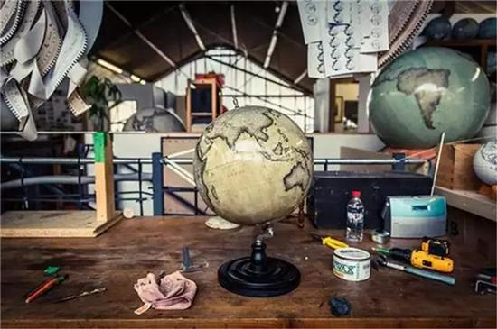 首先要将纸张按圆周率比例切成特定三角形,再在纸上手绘出地图的轮廓。
