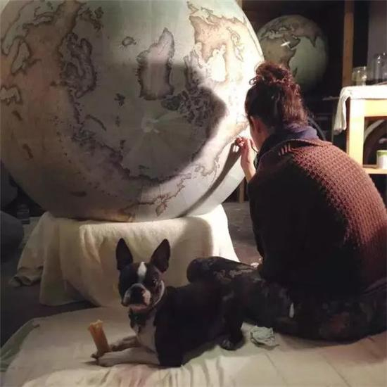 比如在北极地区画上一只北极熊,这个地球仪就成了全球唯一的一个有手绘北极熊的地球仪。