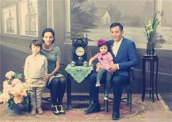 大部分时候,安娜都是以刘烨老婆,诺一妈妈的形象出现,但她其实是举办过个人展览的摄影师。