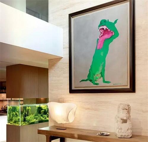这是林依轮家门厅处做了挑高处理,挂着画家周春芽著名的“绿狗”,主人自信“这是春芽大哥最美的一条绿狗”,这幅画是周春芽创作于1998年。