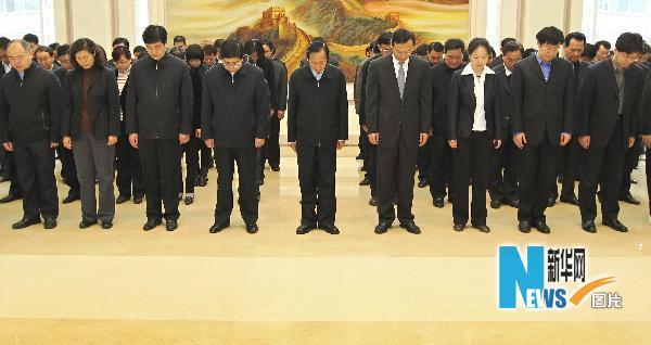 4月21日,中共中央办公厅干部职工肃立默哀,表达对玉树地震遇难同胞的深切哀悼。新华社记者 谢环驰 摄