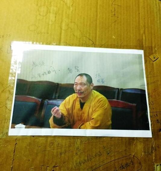在少林寺常住院的东门值班室里,释延鲁的照片被人从百度上打印下来贴在了墙壁上,脸部已被圆珠笔画花,上面写着“叛徒”、“狗熊”、“吃里扒外”等字样。