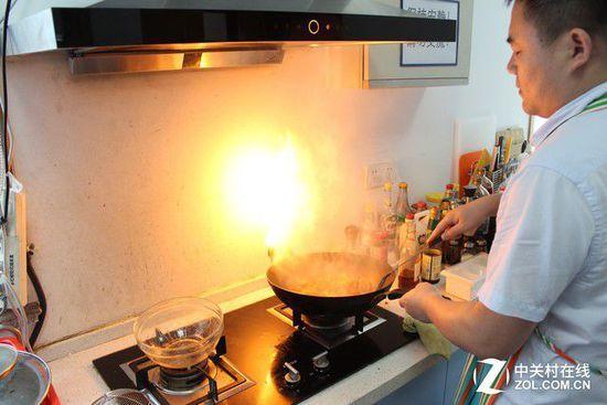 油爆大虾制作中