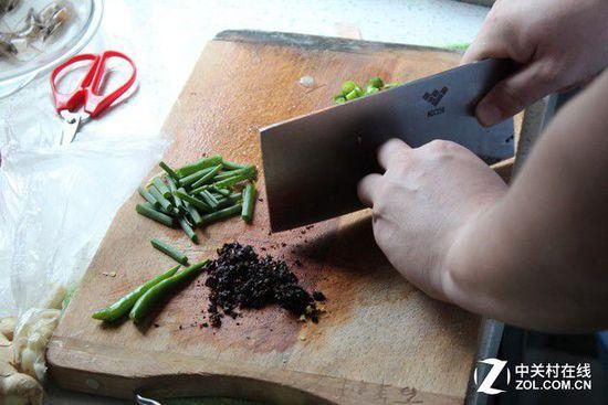 为增加实验效果,现场临时决定加入辣椒