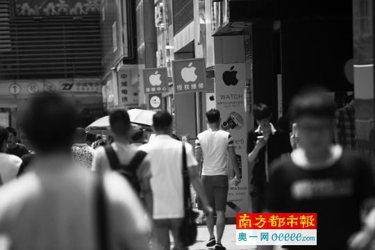 深圳华强北的大多苹果授权店、体验店、维修店等,其实并未获得苹果官方授权。南都记者 陈文才 摄