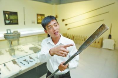 这座博物馆藏有各种类型的洛阳铲,图为工作人员正在介绍一种洛阳铲。
