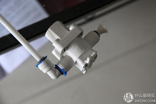 减压阀,稳定进水压力用的,各地水压差异防止水压过高,家里原先的净水器没有。