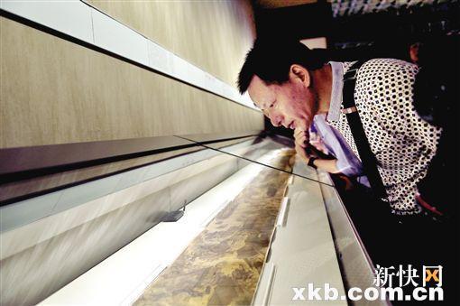 ■市民在故宫博物院参观张择端《清明上河图》。新华社发