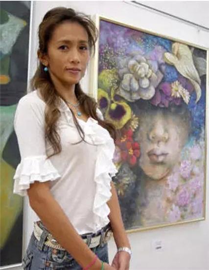 工藤静香在自己的画作面前