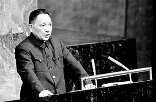 1974年4月6日,邓小平在联合国大会第六届特别会议上发言。他在会上发言阐述了毛泽东主席提出的划分“三个世界”的理论和中国对外关系的原则。