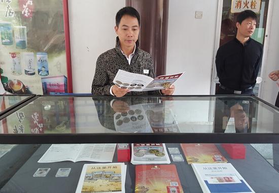 李志浩先生在钱币交流会展位现场