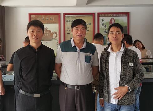 集币在线常务副总王斌、上海泉评常务副总李志浩与《中国钱币界》杂志社总编张振龙合影