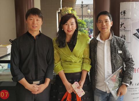 集币在线常务副总王斌、上海泉评常务副总李志浩与《收藏》杂志社总经理杨燕合影