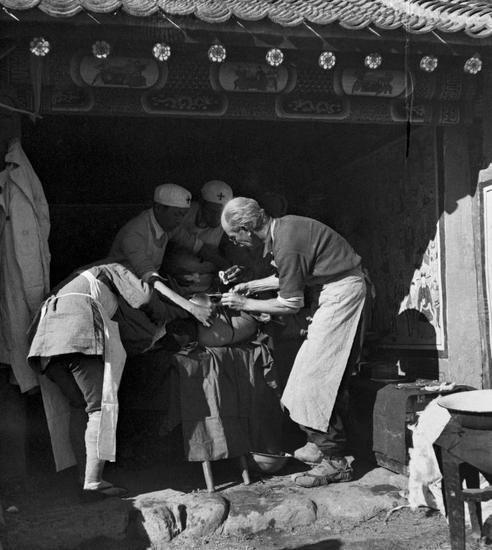 吴印咸-1939白求恩在河北涞源孙家庄小庙给伤员做手术