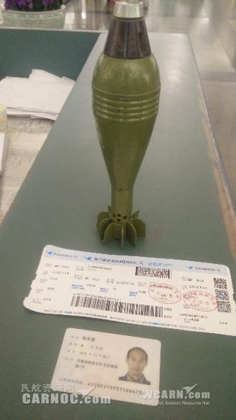 一名旅客欲携带炮弹过关。
