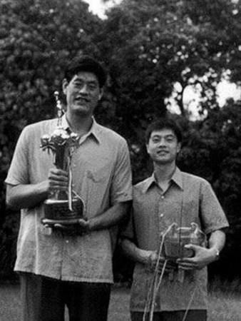 张卫平和穆铁柱的合影后来独身留学美国,回国后成为央视NBA转播的解说顾问、特约嘉宾主持。