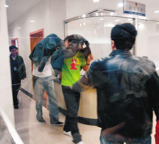 徐咏(白衣者)在2008年因为深夜酗酒伤人而被刑拘