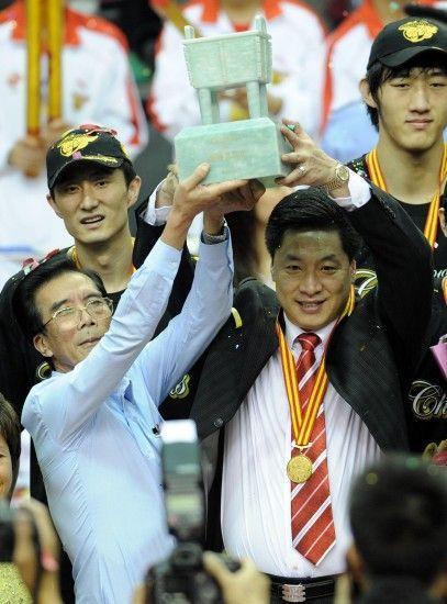 李春江捧起CBA总冠军宝鼎