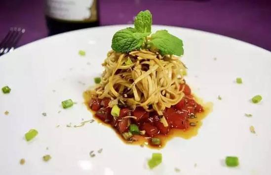 花生酱与面条的充分搅拌,再汲取胡椒、迷迭香、罗勒叶干等香料调配的酱汁,可口美味。