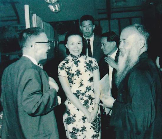方召麐和张大千在美国画展上