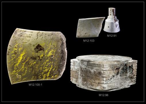图三 反山M12中出土琮王、钺王、瑁和镦的玉器,微刻风格十分相似,可能是出于同一人之手