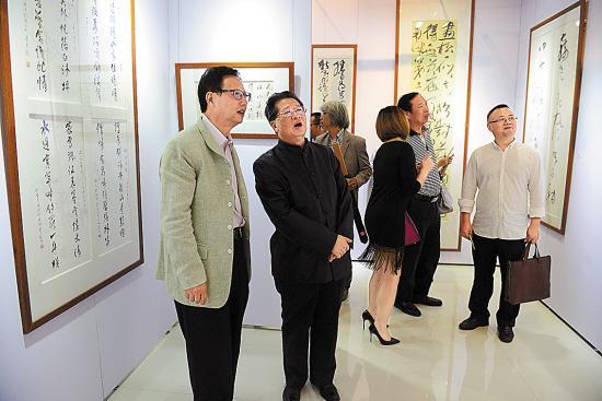 石金柱和许钦松在看展