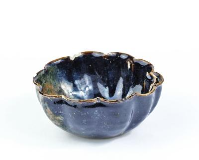 宋代黑釉荷叶口碗