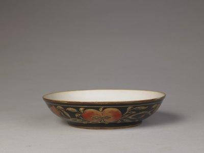 仿黑漆描金缠枝花果盘,清乾隆,高4cm,口径15cm,足径9cm。